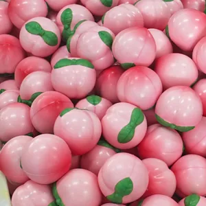 Gedetailleerde close-up van zachte roze perzik squishy speeltjes tegen stress.
