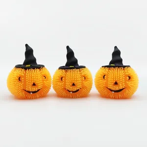Detailansicht von weichen Halloween-Kürbisspielzeugen mit leuchtenden Stacheln