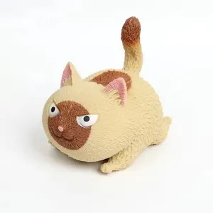 Primer plano detallado de un juguete squishy de gato enfadado con textura suave