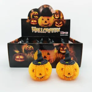Detailansicht von zwei Halloween Kürbis Quetschbällen mit Hexenhüten und Displaybox