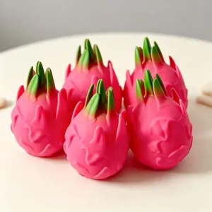 Détail macro de jouets anti-stress pitaya souples avec une texture rose réaliste.