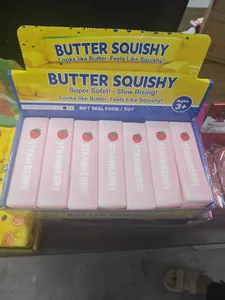 Displaydoos met aardbeienboter squishy speelgoed toont de zachte roze schuimtextuur