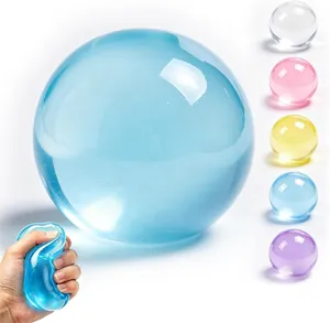 Gros plan de balles anti-stress colorées montrant la texture souple et la variété