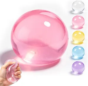 Vue détaillée de balles anti-stress translucides montrant une texture souple et malléable