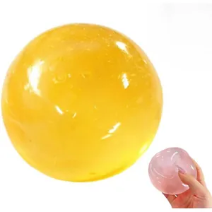 Vue macro de balles anti-stress en gel faites à la main en jaune et rose translucide