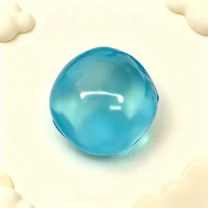 Balle anti-stress bleue translucide faite à la main sur un fond jaune très doux