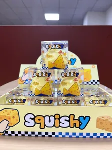 Κίτρινα παιχνίδια squishy σε σχήμα τυριού σε διαφανή ατομικά κουτιά παρουσίασης για άγχος.