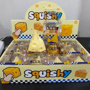 Λεπτομερής άποψη ενός ρεαλιστικού squishy σε σχήμα τυριού στη συσκευασία πώλησής του