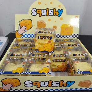 Λεπτομερής προβολή παιχνιδιών squishy TPR σε σχήμα τυριού σε κουτιά λιανικής πώλησης