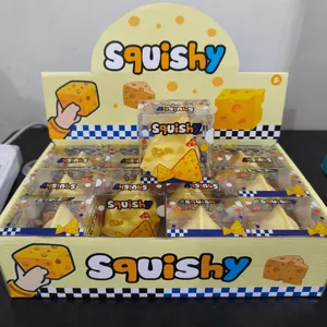 Présentoir de gros avec des jouets anti-stress squishy en forme de fromage jaune