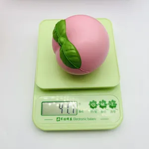 Gedetailleerde weergave van een perzik squishy speeltje op een weegschaal van 41,1 gram