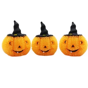 Tre palline antistress a forma di zucca di Halloween arancioni con cappelli da strega