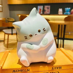 Κοντινό πλάνο χαριτωμένης γατούλας squishy για άγχος σε ξύλινο κουτί στο καφέ.