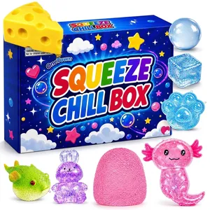 Vista detallada de varios juguetes sensoriales blandos y coloritos con caja misteriosa