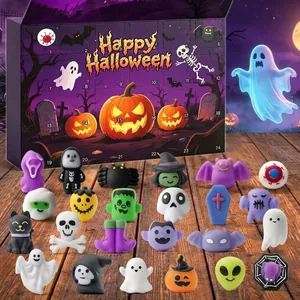 Vista detallada del calendario de adviento de Halloween con varios juguetes blandos