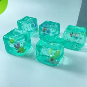 Vista detallada de cubos sensoriales de 5,5 cm verde traslúcido con tema oceánico