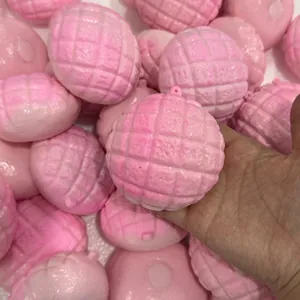 Détail de la surface texturée du jouet anti-stress spongieux en forme de pain à l'ananas rose
