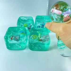 Primer plano de un juguete blando translúcido de temática oceánica apretado.