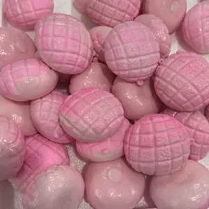 Gros plan d'un jouet squishy en forme de pain à l'ananas rose montrant des textures réalistes
