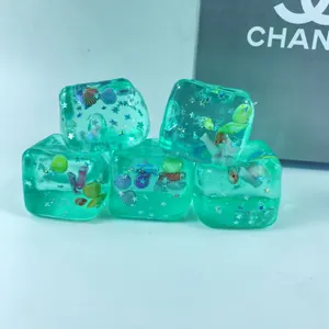 Detalle de un cubo blando de maltosa con tema oceánico, purpurina y conchas marinas