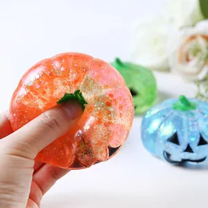 Nahaufnahme eines glitzernden Halloween Kürbis Quetschspielzeugs zur Stressbewältigung