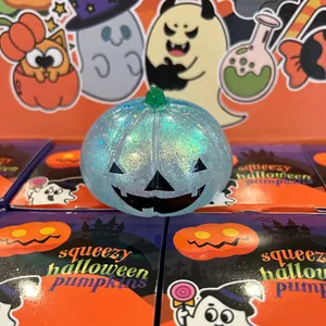 Detailaufnahme eines blauen glitzernden Halloween-Kürbis-Quetschspielzeugs als Geschenk