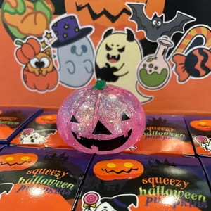Rosa glitzerndes Halloween-Kürbis-Squeeze-Spielzeug mit niedlichem Kürbisgesicht Detail