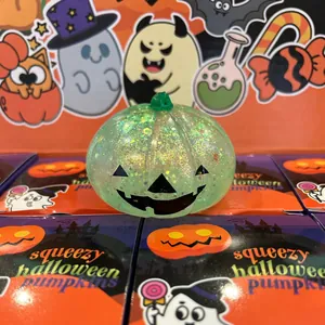 Nahaufnahme eines grünen glitzernden Halloween-Kürbis-Quetschspielzeugs mit Fratze