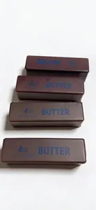 Detailansicht von vier realistischen schokoladenfarbenen Butter-Stick Squishy Anti-Stress-Spielzeugen