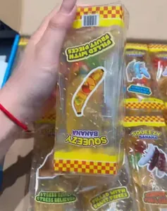 Nahaufnahme eines bananenförmigen Quetschspielzeugs mit bunten Fruchtstücken darin