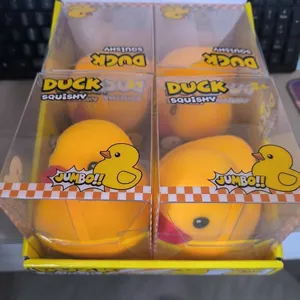 Primer plano de juguetes de pato amarillo jumbo en envase transparente antiestrés