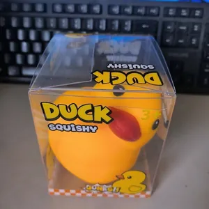 Vista detallada de un juguete squishy de pato amarillo grande en su embalaje original