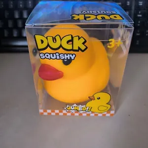 Detalle de cerca de un juguete antiestrés jumbo de pato amarillo en su caja de venta