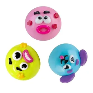 Vue détaillée de trois jouets à presser colorés avec des expressions drôles