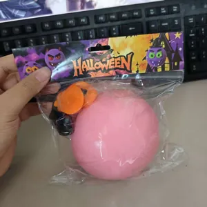 Vue détaillée du jouet anti-stress rose d'Halloween dans son emballage d'origine