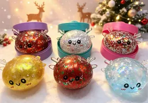 Primer plano de juguetes antiestrés de reno con purpurina en colores festivos.