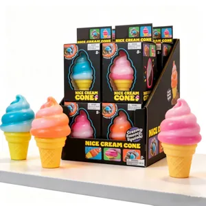 Vista dettagliata di colorati squishy a forma di cono gelato nelle scatole di vendita.