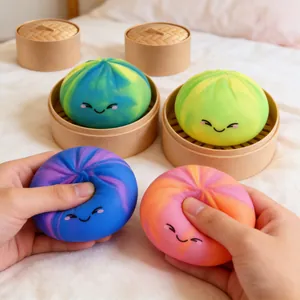 Gros plan détaillé de jouets squishy baozi arc-en-ciel montrant l'effet de rebond lent
