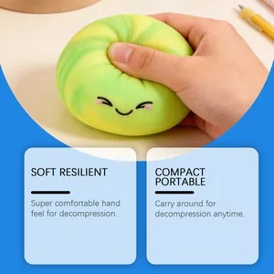 Gros plan détaillé montrant la texture douce et résiliente de ce jouet anti-stress arc-en-ciel.
