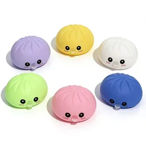 Détail de six jouets à presser en forme de baozi avec des visages mignons colorés