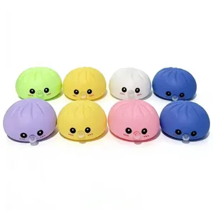 Détail de 8 jouets squishy en forme de raviolis colorés qui font des bulles relaxantes.