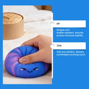 Vue détaillée du jouet squishy baozi arc-en-ciel en matériau TPR souple et doux