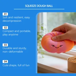 Gros plan du jouet balle de pâte arc-en-ciel pressé avec points de décompression en anglais