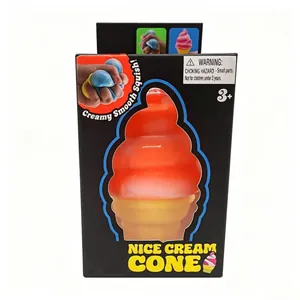 Vista dettagliata dello squishy a forma di cono gelato nella confezione originale.