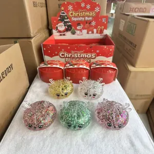 Vista detallada de cinco juguetes squishy de reno navideño con purpurina y cajas rojas