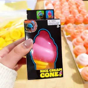 Dettaglio di un giocattolo squishy a forma di cono gelato rosa e giallo nella sua confezione.