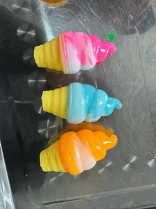 Dettaglio di tre giocattoli antistress a forma di cono gelato in rosa blu arancio