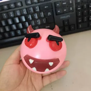 Gros plan sur un jouet à presser émoji diable rose pour le soulagement du stress