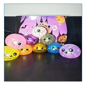 Vista detallada del set de juguetes squishy con purpurina para Halloween y caras.