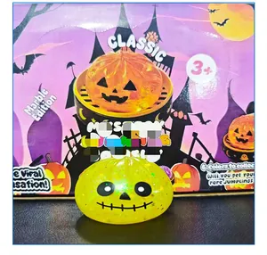 Detalle de un juguete antiestrés de calabaza verde con su caja de regalo de Halloween